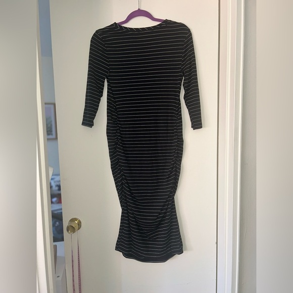 Isabel Maternity Black V-Neck Sheath Dress - Picture 5 of 5